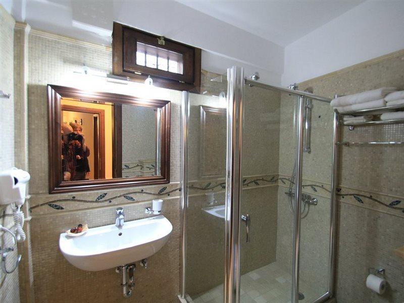 בראט Boutique Hotel Muzaka מראה חיצוני תמונה